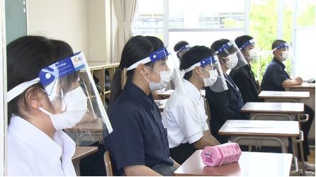 日本の学生はフェイスシールドを身に着けて学校に戻ります