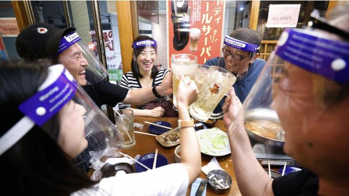 El pub de Osaka ofrece protectores faciales gratuitos a los clientes como medida antivirus